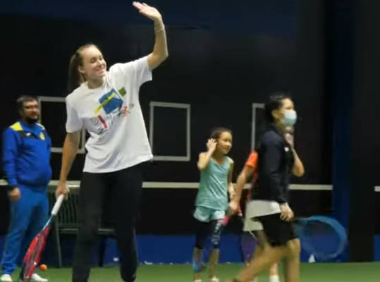 Чемпионка Европы по теннису Елена Рыбакина провела мастер-класс для детей