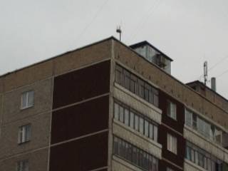 Жители многоэтажки в Семее возмущены установкой вышек сотовой связи и интернета на их крыше