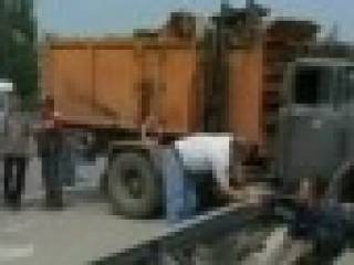 В Семее грузовой ЗИЛ снес 20 метров ограждения