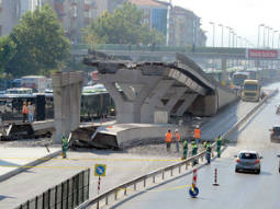 ЧП в Стамбуле: в час пик обрушился надземный переход