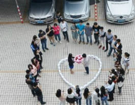 Китаец сделал предложение руки и сердца с помощью 99 айфонов