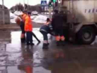 Дорожные рабочие Семея укладывают асфальт в лужи и грязь