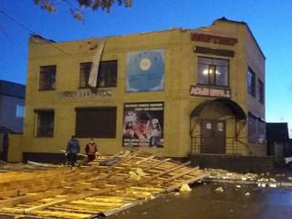 Сильный ветер сорвал крышу с двухэтажного магазина в Семее