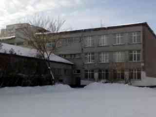 Аким Семея забрался на крышу школы, защищая городской бюджет от «распила»