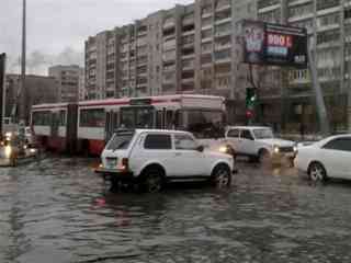 Дороги и тротуары уходят под воду в Семее