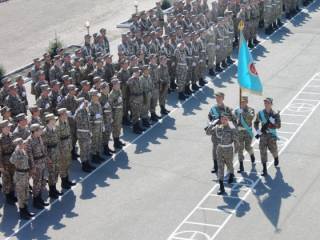 Военный мини-марш семейских студентов прошел в честь Дня защитника отечества