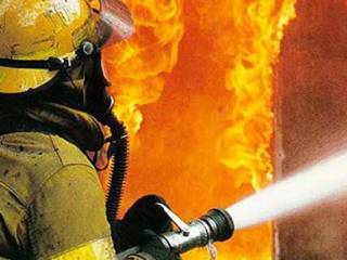 В ходе тушения пожара спасатели Семея предотвратили взрыв газбаллонов