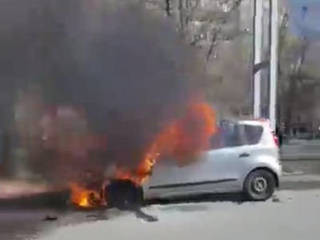 В Семее в ходе пожара пострадал автомобиль «Нисссан Note»