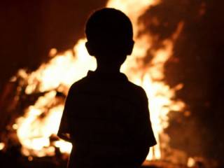 Пожарные вынесли из огня 11 детей в Павлодарской области