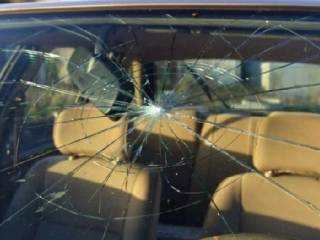 В Семее ТОО выплатит ущерб за разбитое лобовое стекло во время дорожных работ