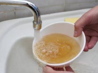 Жители Костаная жалуются на грязную горячую воду