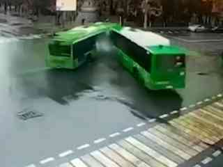 Жуткое ДТП в Алматы. 18 пострадавших, один погиб