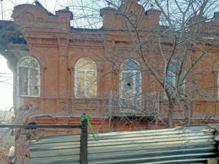 Старинный особняк 1844 года постройки вновь разрушают в Семее