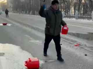 В Караганде мужчина угрожал самоподжогом перед зданием Департамента полиции