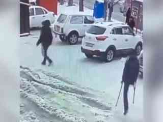 Дерзкое ограбление мужчины с инвалидностью попало на видео в Семее