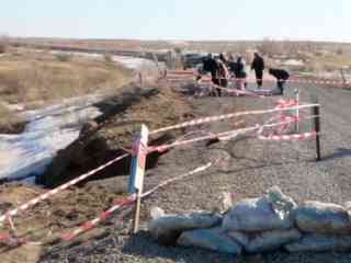 Новый автомост смыло талыми водами