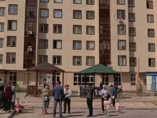 Жители многоэтажки в Шымкенте боятся оказаться под завалами