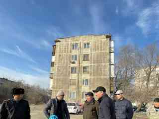 Аким города встретился с жителями поселка Цементник