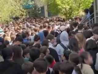 Давку из-за бесплатных донеров устроили в Актобе