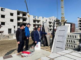 Аким города Нурбол Нурсагатов проверил качество строительства домов в микрорайоне Карагайлы