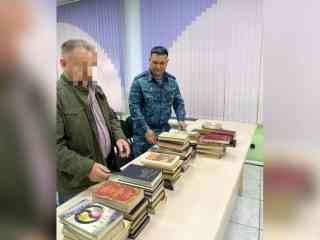 Книги передал в библиотеку колонии Семея ветеран УИС в память о покойной матери