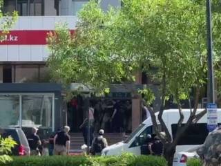 В Казахстане спецназ штурмовал банк: заложники освобождены