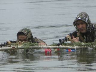 Разведчики Абайского гарнизона провели занятия на воде