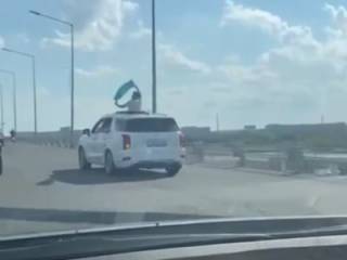 Размахивал флагом Казахстана: пассажира элитного внедорожника оштрафовали в Семее