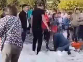 Девочку, которую ударило током на пенной вечеринке, осмотрели столичные врачи