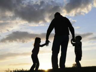 «Воспитаю сам!» Общество разведенных мужчин просит оставлять детей отцам