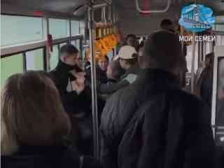 В Семее подросток и взрослый мужчина подрались за место в автобусе