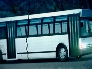 Автобус, развалившийся пополам, сняли на видео в Актюбинской области