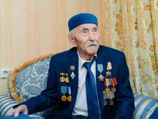 Аким области вручил ветерану труда орден «Құрмет»