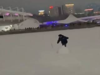 Полицейский из Астаны вступил в неравный бой... со снеговиком