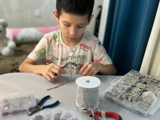 Восьмилетний предприниматель из Семея создает национальные украшения