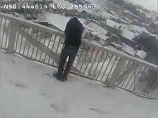 Появилось видео со спасением подростка в Семее, который пытался совершить суицид