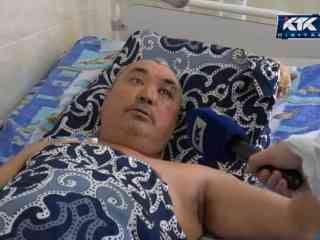 В Семее рабочие, прыгнувшие со 2 этажа при ЧП на заводе, требуют оплатить лечение
