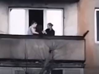 Плакала, кричала и звала на помощь: две женщины удерживали девочку на балконе в Семее