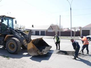 В Семее ведутся работы по текущему (ямочному) ремонту дорожного покрытия