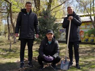 Футболисты «Елимая» посадили деревья в Семее