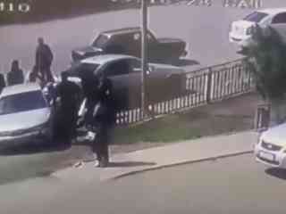 Автомобиль, за рулем которого был пятилетний мальчик, наехал на толпу людей