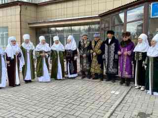 В Семее состоялся флешмоб национальной одежды «Этно-fashion»