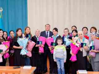 В Семее многодетным матерям вручены подвески «Алтын алқа» и «Күміс алқа»