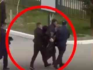 В Алматы полицейские арестовали женщину на встрече с акимом, напугав её дочь