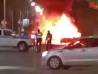 В Павлодаре загорелся автомобиль с детьми внутри