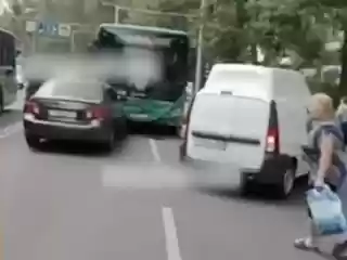 В Алматы автобус выехал на встречку: пострадали 6 человек, двое — дети