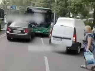 В Алматы автобус выехал на встречку: пострадали 6 человек, двое — дети