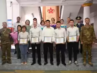 Отличникам боевой подготовки вручили сертификаты для обучения в вузе