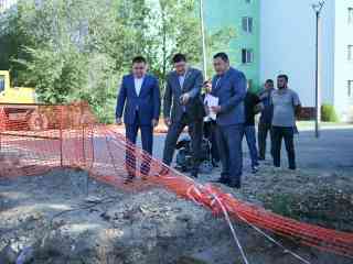 Аким области ознакомился с ремонтом теплосетей в Семее, не обновлявшихся с 1988 года