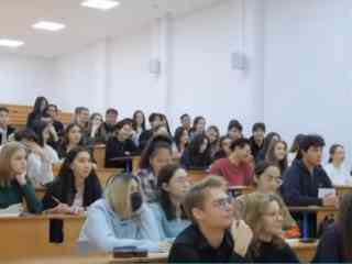 Педагогов готовят десятками тысяч, а дефицит остаётся
